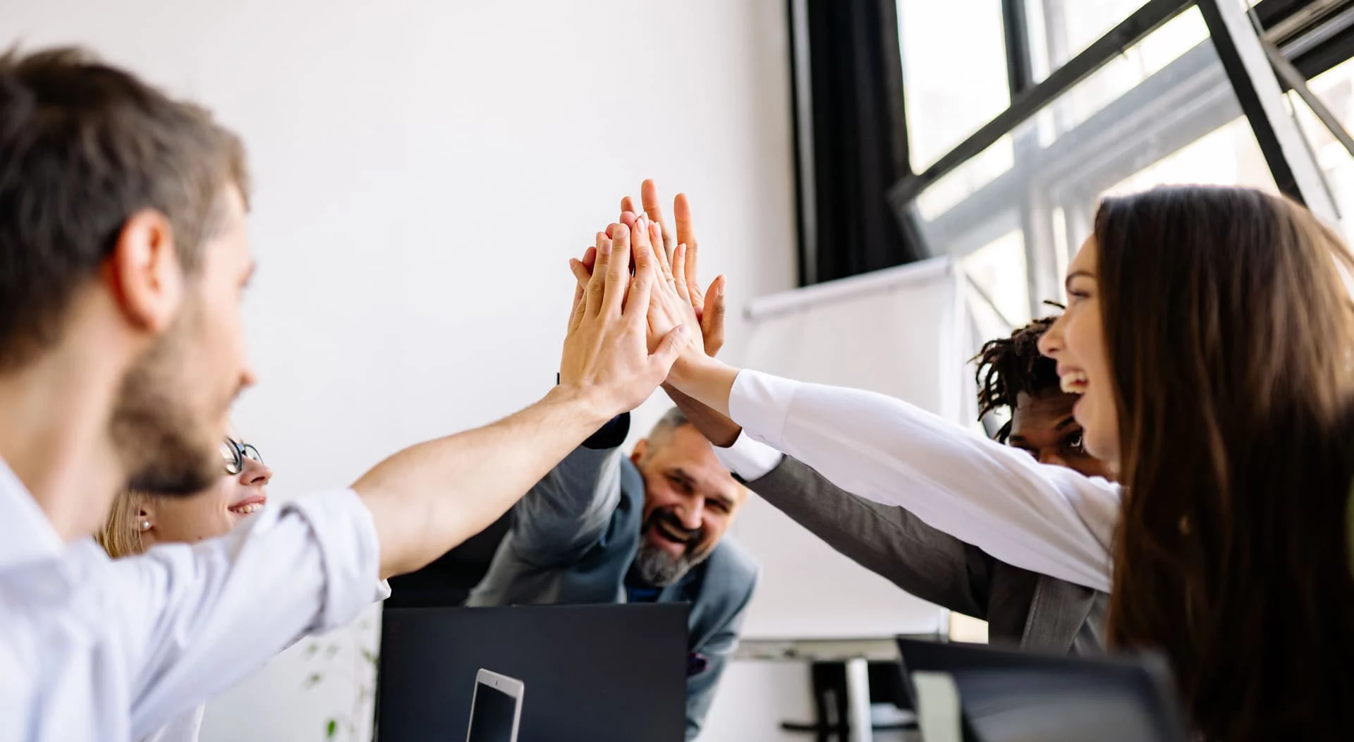Wetenschappers en leiders die samenwerken binnen een team